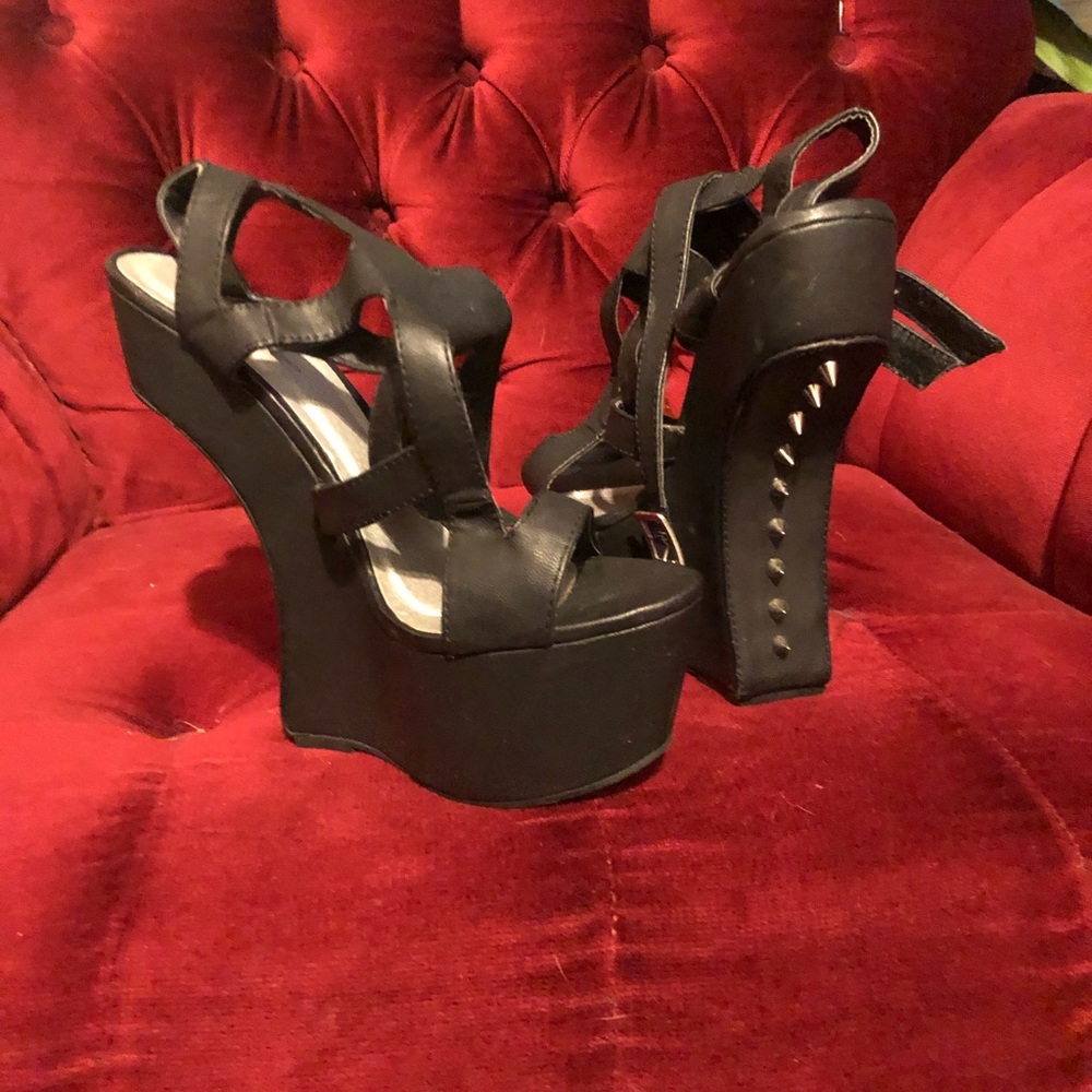 Shi spiked heels